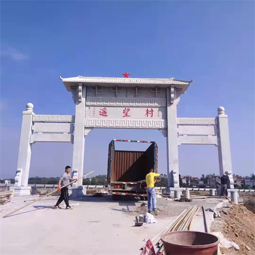 村莊路口石牌坊